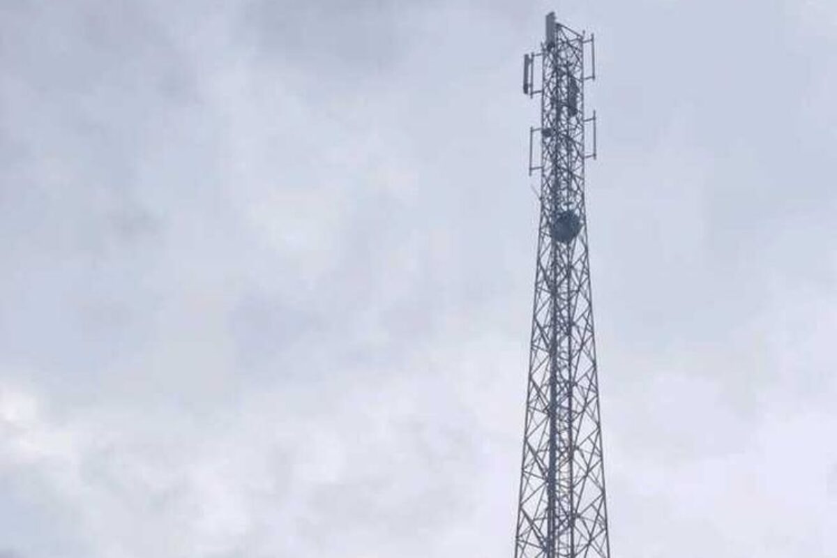 Siswa SMP di Cirebon Panjat Tower 72 Meter Usai Rebutan HP, Damkar Evakuasi hingga Malam