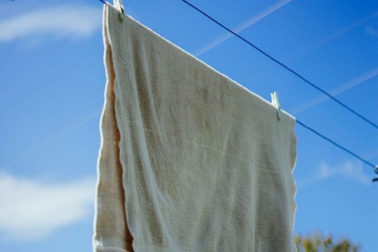 Lama-lama Handuk Jadi Kasar dan Tidak Menyerap Air? Ini Penyebabnya