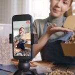 Di Balik Senyum Depan Kamera, Kisah Host Live Kejar Target Jualan Jutaan Rupiah