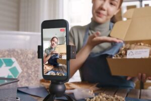 Di Balik Senyum Depan Kamera, Kisah Host Live Kejar Target Jualan Jutaan Rupiah