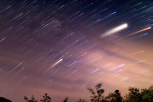 Fenomena Langit Malam Ini: Puncak Hujan Meteor Lyrid Dini Hari Nanti