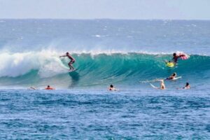 Mengapa Indonesia Disebut Sebagai Negara Terbaik di Dunia Untuk Berselancar? Ini Alasannya!