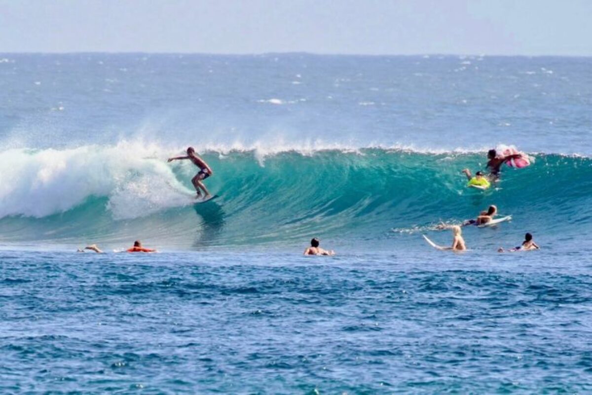 Mengapa Indonesia Disebut Sebagai Negara Terbaik di Dunia Untuk Berselancar? Ini Alasannya!