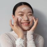 Cara Mengatasi Jerawat Leher di Usia 40+, Simak Tips Dokter