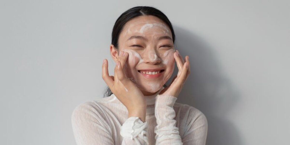 Cara Mengatasi Jerawat Leher di Usia 40+, Simak Tips Dokter