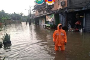 Banjir Rendam Jembatan Penghubung Depok–Tangsel di Cinere, Akses Jalan Terputus