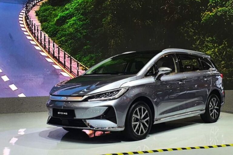 Biaya Kepemilikan BYD M6 vs Veloz Hybrid: kalau Kena Pajak EV