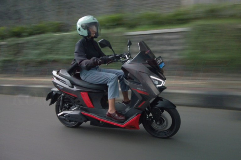 Tes Lengkap Polytron Fox 350, Skuter Listrik Bongsor yang Serba Pas