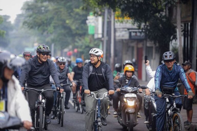 Trotoar di Bandung Akan Ditinggikan dan Diaspal, Cegah Parkir Liar dan PKL