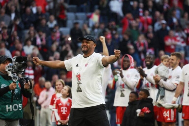 Alasan Ada Patung dan Kaus Burung Kakatua di Pesta Juara Bayern