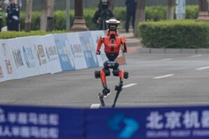 Robot China Kalahkan 12.000 Pelari Manusia di Half Marathon