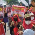 Tuntut Pembebasan Toni Aji Anggoro, Massa Blokir Jalan dan Goyang Pagar PN Medan