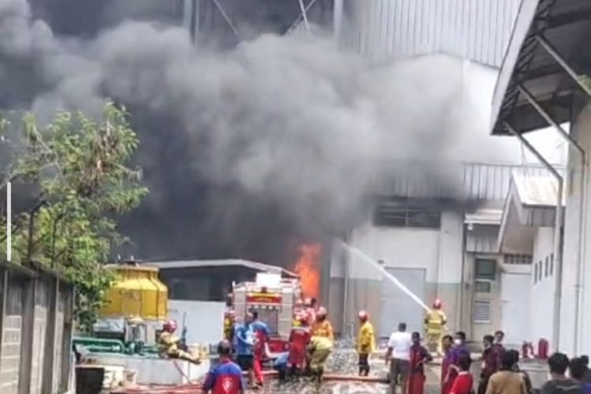Kebakaran Pabrik Pelumas di Bekasi, Asap Hitam Membumbung Tinggi
