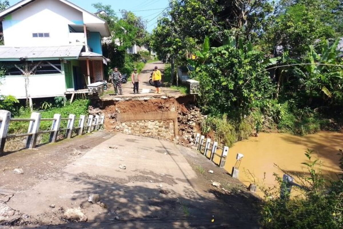 Hujan Deras lalu Banjir, Jembatan di Sukabumi Putus, Akses Warga Lumpuh
