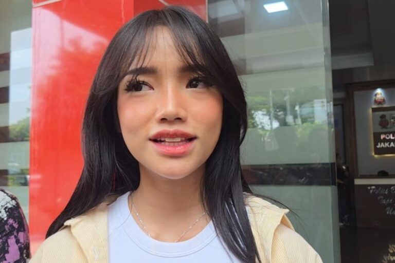 Haji Faisal Ulang Tahun Ke-57, Fuji Beri Kado iPhone 17 Pro Max