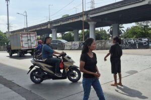 Kucing-Kucingan dengan Petugas, Bertahan di Jalan: Potret Kerasnya Hidup Fitriyani