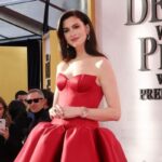 Anne Hathaway Tampil Serba Merah di Premiere Devil Wears Prada 2, Ini Maknanya