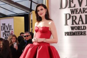 Anne Hathaway Tampil Serba Merah di Premiere Devil Wears Prada 2, Ini Maknanya
