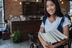 7 Tips Orangtua Membangun Self-Esteem Anak Perempuan