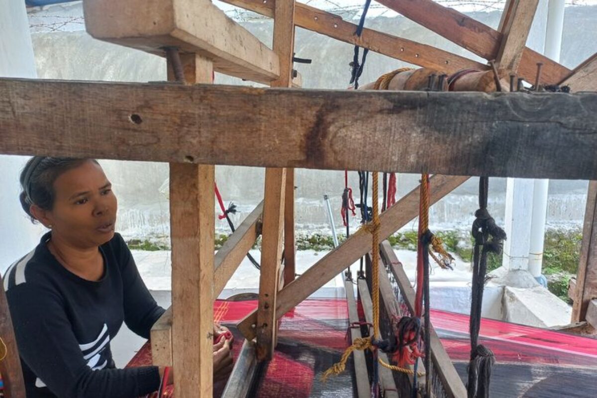 Kisah Rosdiana, Bertenun Ulos 34 Tahun demi Hidupi dan Perjuangkan Keluarga