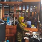 Peringati Hari Kartini, Pedagang di Zona Kuliner Purwasera Purwokerto Pakai Kebaya