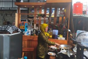Peringati Hari Kartini, Pedagang di Zona Kuliner Purwasera Purwokerto Pakai Kebaya