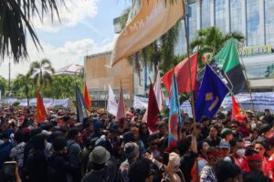 Demo 21 April Berlanjut, Usai Aksi di Kantor DPRD Kaltim Massa Geser ke Kantor Gubernur