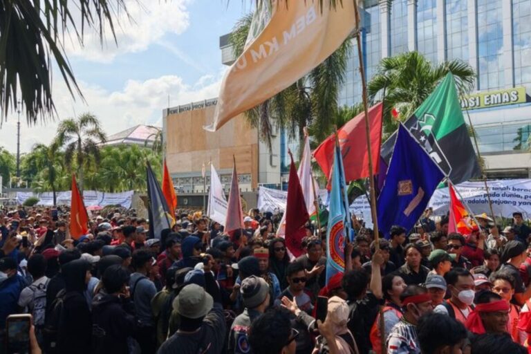 Demo 21 April Berlanjut, Usai Aksi di Kantor DPRD Kaltim Massa Geser ke Kantor Gubernur