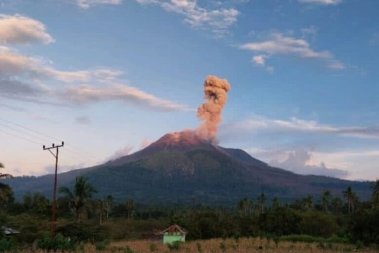 Gunung Lewotobi Meletus pada Selasa Sore, Tinggi Kolom Abu 1 Kilometer