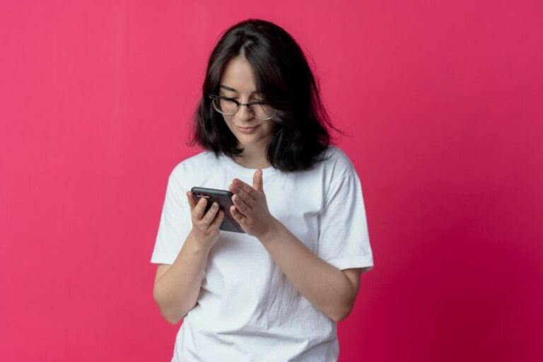 Kartini Masa Kini: Perjuangan Perempuan Melawan Tekanan Media Sosial