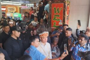 Momen Hari Kartini, Wapres Gibran Borong Sembako untuk 100 Mama Papua di Sorong