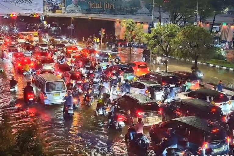 Banjir Terjang Palembang, Sejumlah Ruas Jalan Macet Panjang