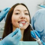 Cara Modern Bikin Membersihkan Karang Gigi Tak Ngilu Lagi