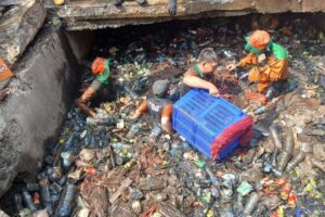 Sumbat Saluran Air di Tambora Jakbar, 42,5 Ton Sampah Diangkut Petugas dan Warga