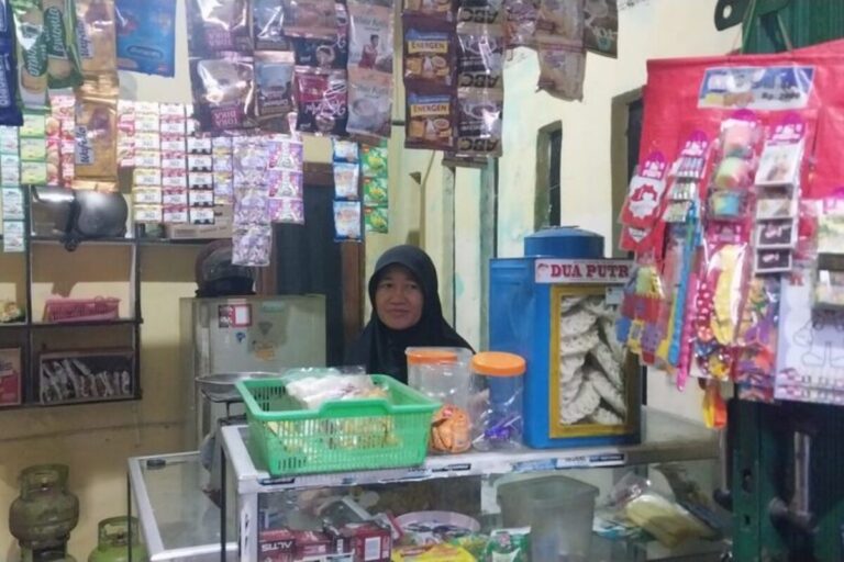 Kisah Siti Jadi Tulang Punggung Keluarga, Jual Aset demi Suami Sembuh Stroke