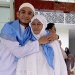 Dampingi Ibu, Rizki DA Berangkat Haji Gantikan Ayahnya yang Meninggal