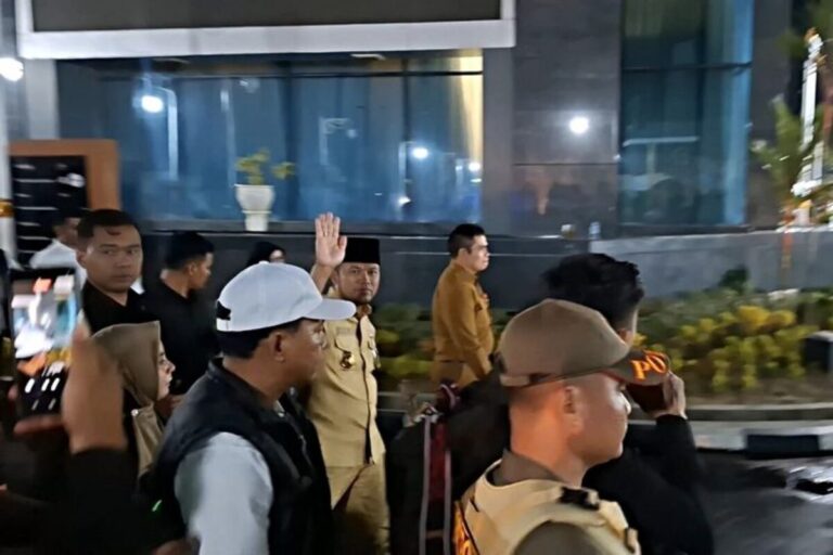 Demo Ricuh, Gubernur Kaltim Keluar Kantor Dikawal dan Abaikan Massa dan Wartawan