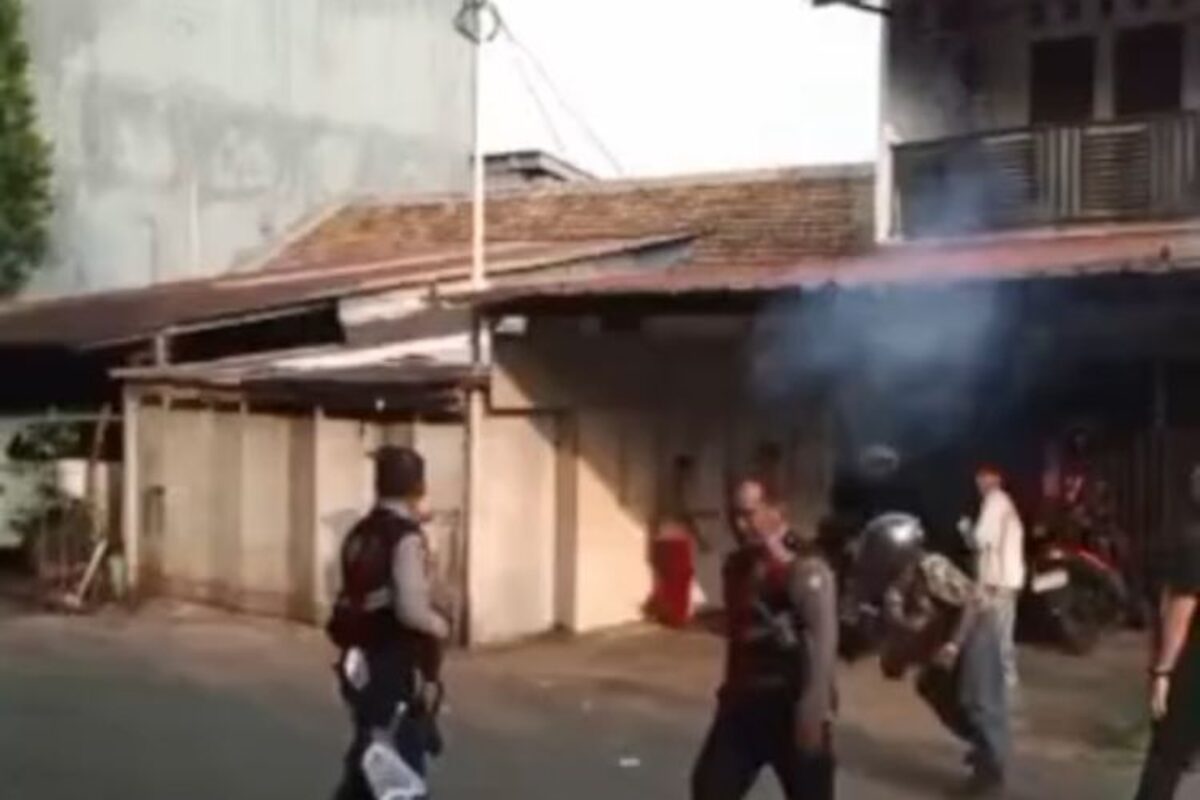 Penarikan Motor Berujung Bentrok, Warga dan Matel Saling Lempar di Cakung Jaktim