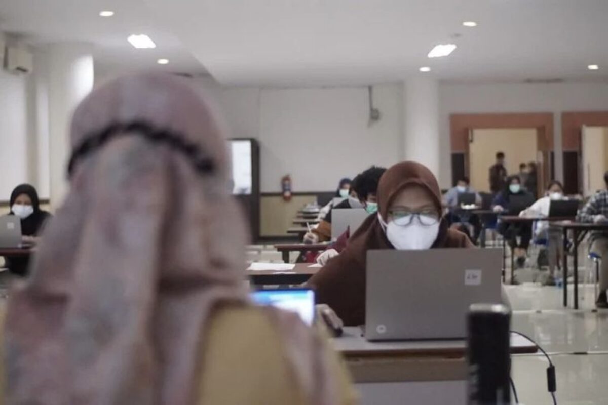 HP Jadul Jadi “Senjata” Curang UTBK, Dua Peserta di Unsulbar Diciduk Panitia