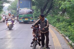 “Abi Hati-hati, Awas Ada Truk Besar” Cerita Guru Honorer DKI Naik Sepeda ke Sekolah