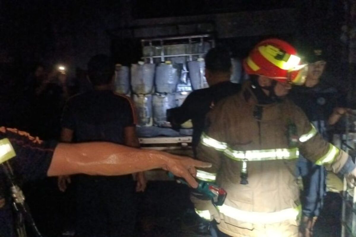 Ruko dan 9 Kendaraan di Palangka Raya Terbakar, Dipicu Korsleting Pompa Saat Pindah BBM