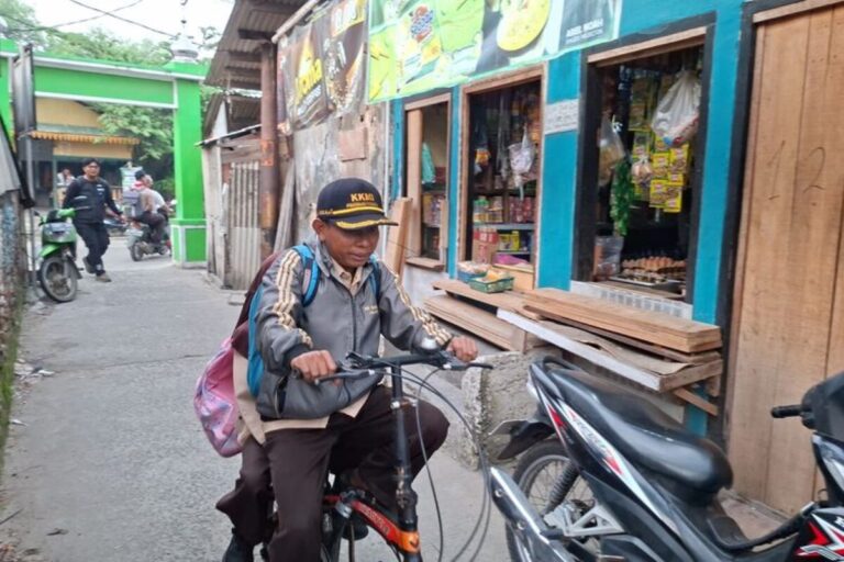 Kisah Guru Honorer Jakarta: Motor Tua Hilang, Kini Mengajar dengan Sepeda Pinjaman