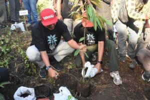 Peringati Hari Bumi, Lahan Kritis di Lereng Gunung Argopuro Ditanami 20.000 Bibit Pohon