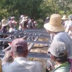 Aksi Warga Pamekasan Taklukkan Jalur Sempit Demi Antar Rangka Jembatan 18 Meter