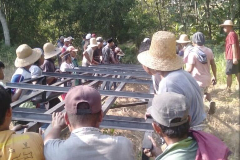 Aksi Warga Pamekasan Taklukkan Jalur Sempit Demi Antar Rangka Jembatan 18 Meter