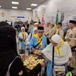 Jemaah Haji Mulai Tiba di Madinah, Disambut dengan Bunga Mawar dan Kurma