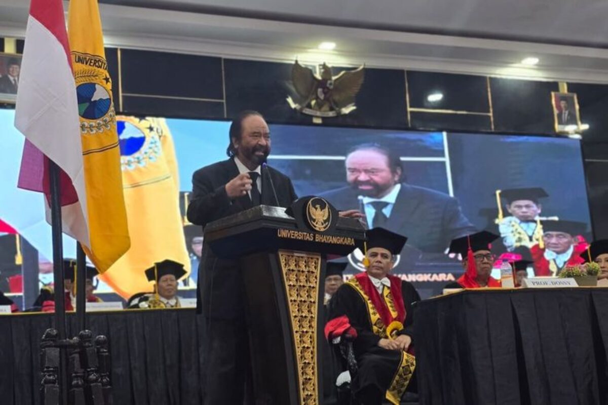 Surya Paloh Soroti “Kemiskinan Nalar” Saat Pengukuhan Guru Besar di Surabaya