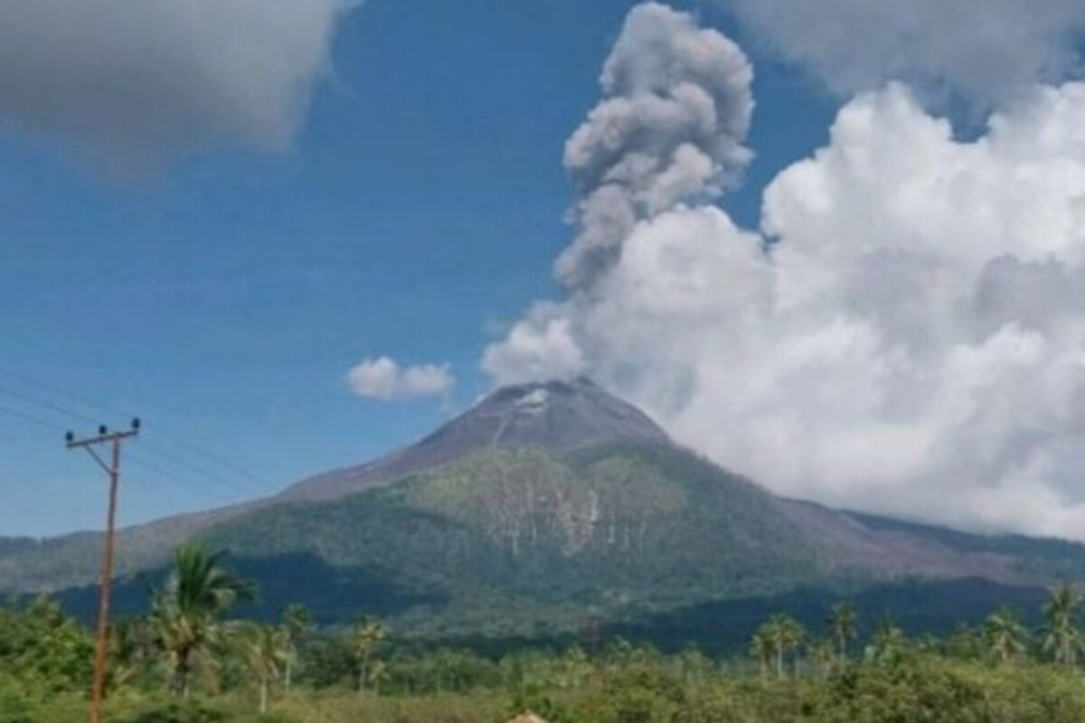 Gunung Lewotobi Erupsi 6 Kali Sejak Selasa Malam, Terakhir Kolom Abu Capai 1.200 Meter
