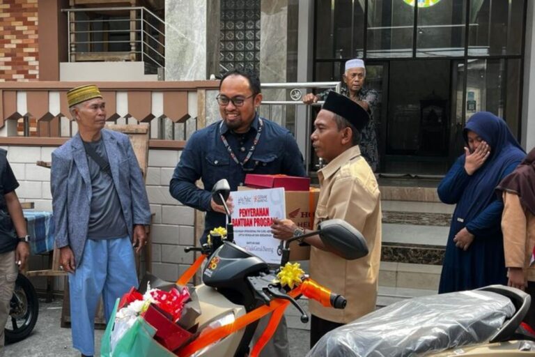 6 Bulan Naik Sepeda ke Sekolah, Aziz Guru Honorer di Jakut Dapat Hadiah Motor Baru
