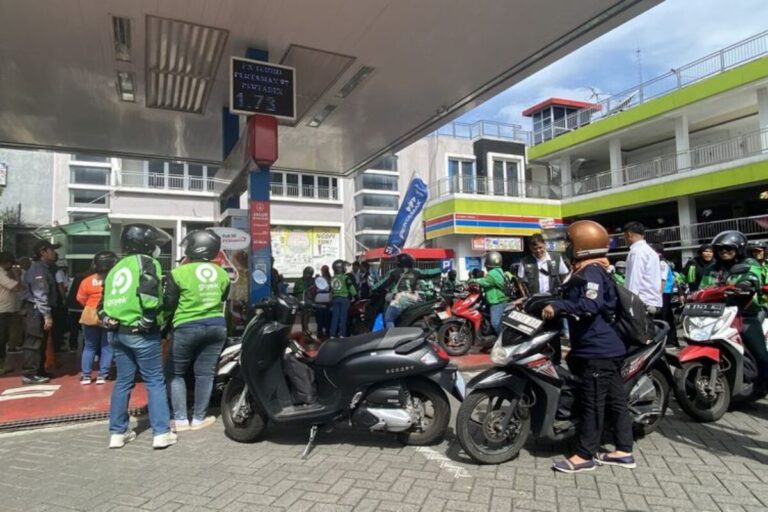Ratusan Driver Ojol Antre Panjang di SPBU Malang demi BBM Gratis